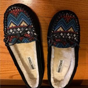 Minnetonka Women's Black and Colorful Pattern Moccasins